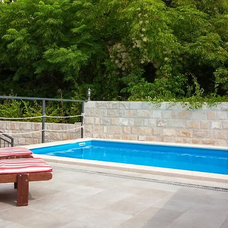 19th Century Stone Art House In Nature Park فيلة ماكارسكا