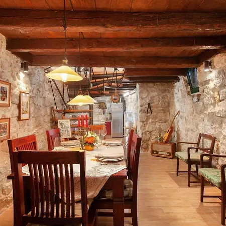 19th Century Stone Art House In Nature Park فيلة *