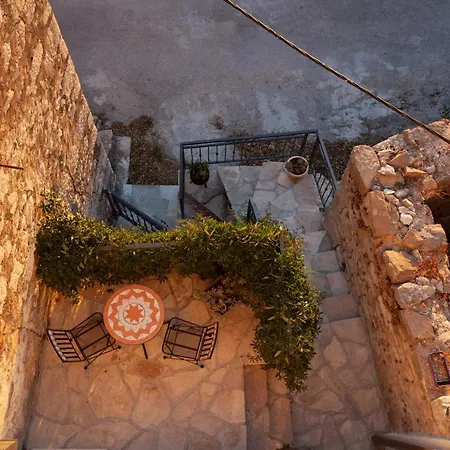 19th Century Stone Art House In Nature Park فيلة *